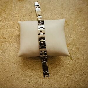 Men’s silver bracelett with gold detail. Measures 9 1/4”